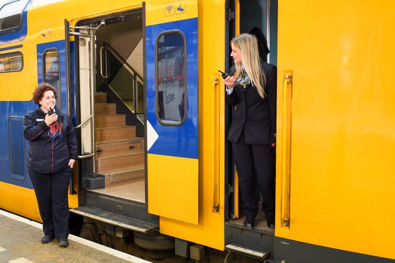 NS collega bij de treindeur