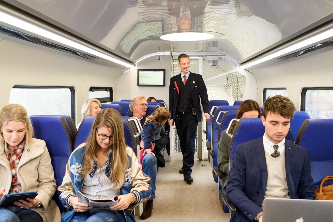 NS collega in gesprek in de trein